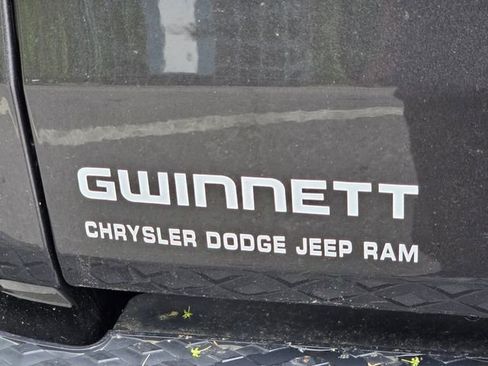 Used 2025 Jeep Gladiator Willys AWD/4WD image 32