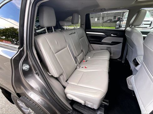 Used 2018 Toyota Highlander XLE AWD/4WD image 32