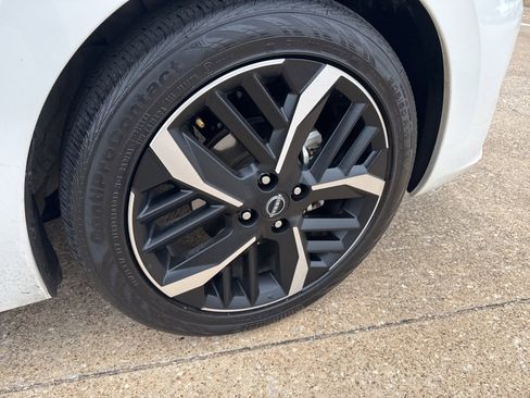 Used 2025 Nissan Versa SR image 10