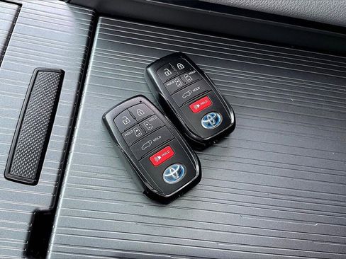 Used 2024 Toyota Sienna XSE image 38