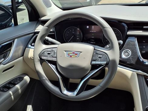 Used 2023 Cadillac XT6 Premium Luxury w/ Technology Package FWD image 8