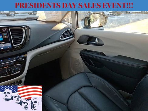 Used 2024 Chrysler Pacifica Touring-L image 16