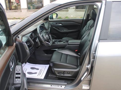 Used 2023 Nissan Rogue SV w/ SV Premium Package image 9