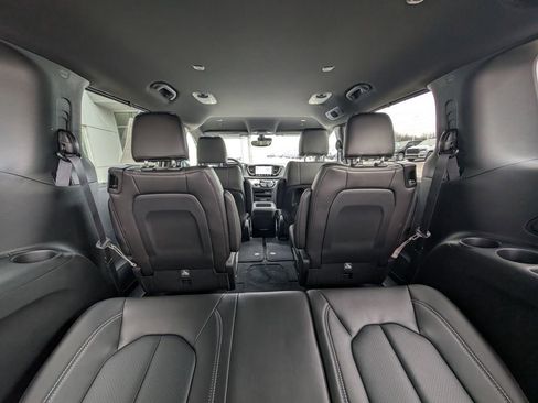 New 2026 Chrysler Pacifica Select image 18