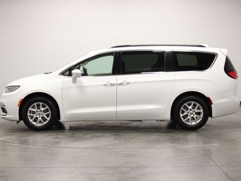 Used 2022 Chrysler Pacifica Touring-L FWD image 5
