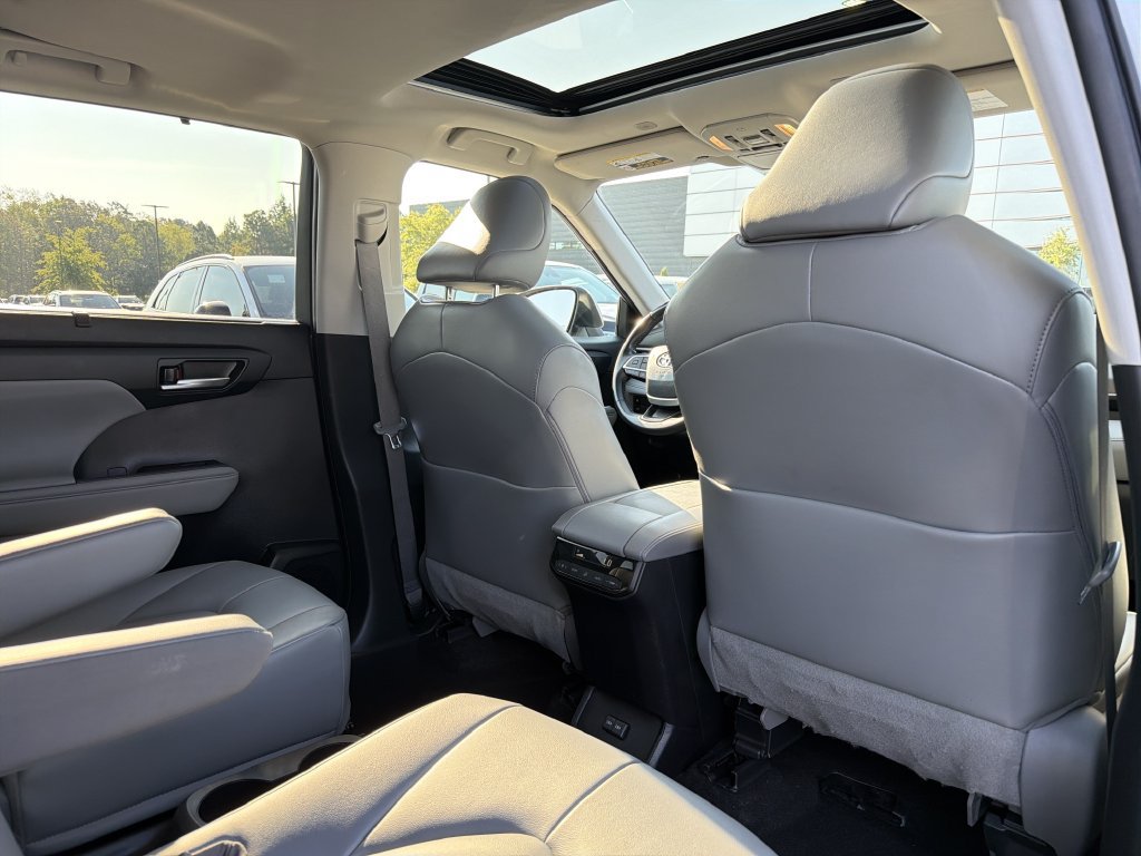 Used 2023 Toyota Highlander XLE AWD/4WD image 19