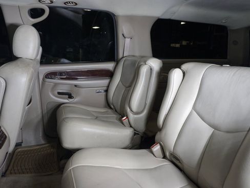 Used 2005 Chevrolet Suburban Z71 w/ Preferred Equipment Group image 21