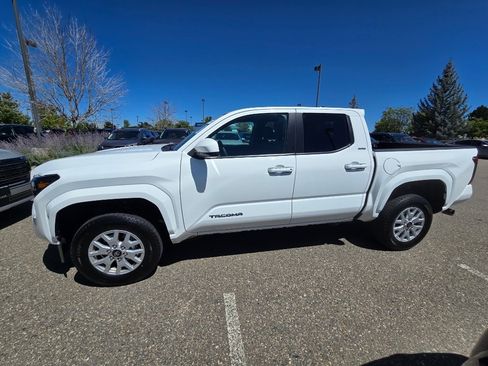 Used 2025 Toyota Tacoma SR5 AWD/4WD image 2
