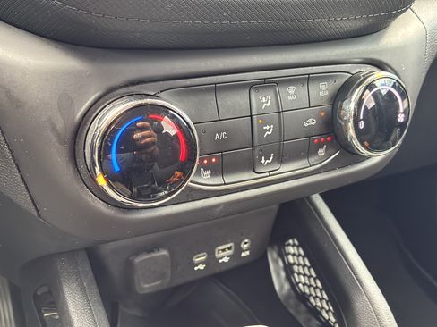 Used 2023 Chevrolet TrailBlazer LT FWD image 29