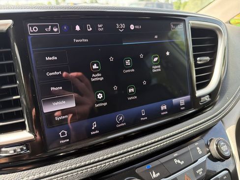 Used 2023 Chrysler Pacifica Touring-L FWD image 20