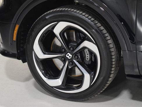 Certified 2022 Bentley Bentayga image 17