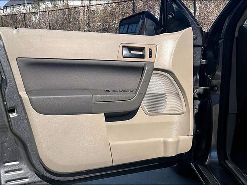 Used 2010 Ford Focus SE image 24