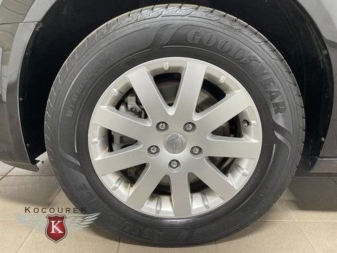 Used 2015 Chrysler Town & Country Touring FWD image 8