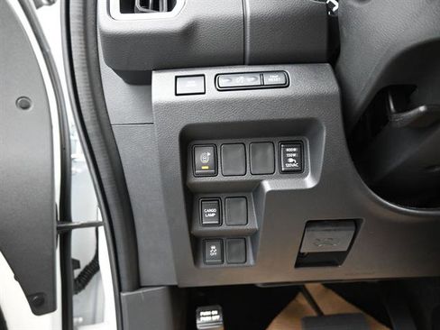 Used 2025 Nissan Frontier SL image 7