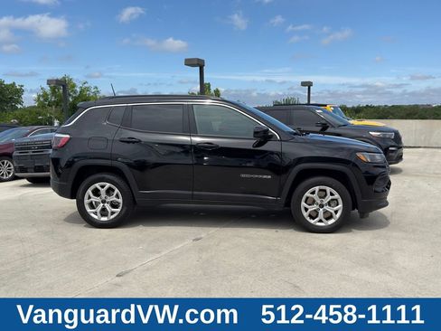 Used 2025 Jeep Compass Latitude w/ Convenience Group AWD/4WD image 8