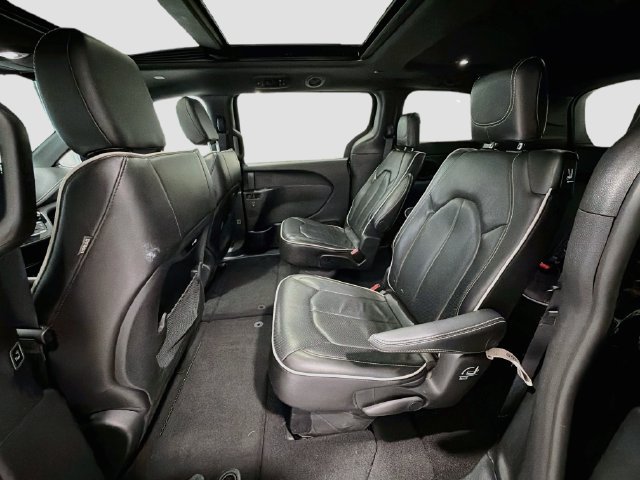 Used 2025 Chrysler Pacifica Limited FWD image 20