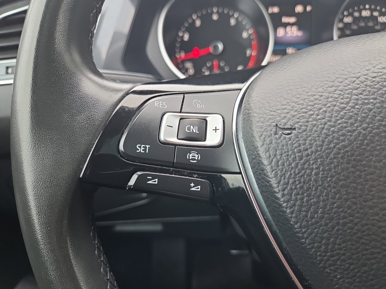 Used 2020 Volkswagen Tiguan SE w/ Panoramic Sunroof Package AWD/4WD image 24