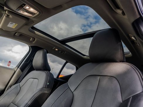 Used 2025 Volvo XC40 B5 Plus image 17