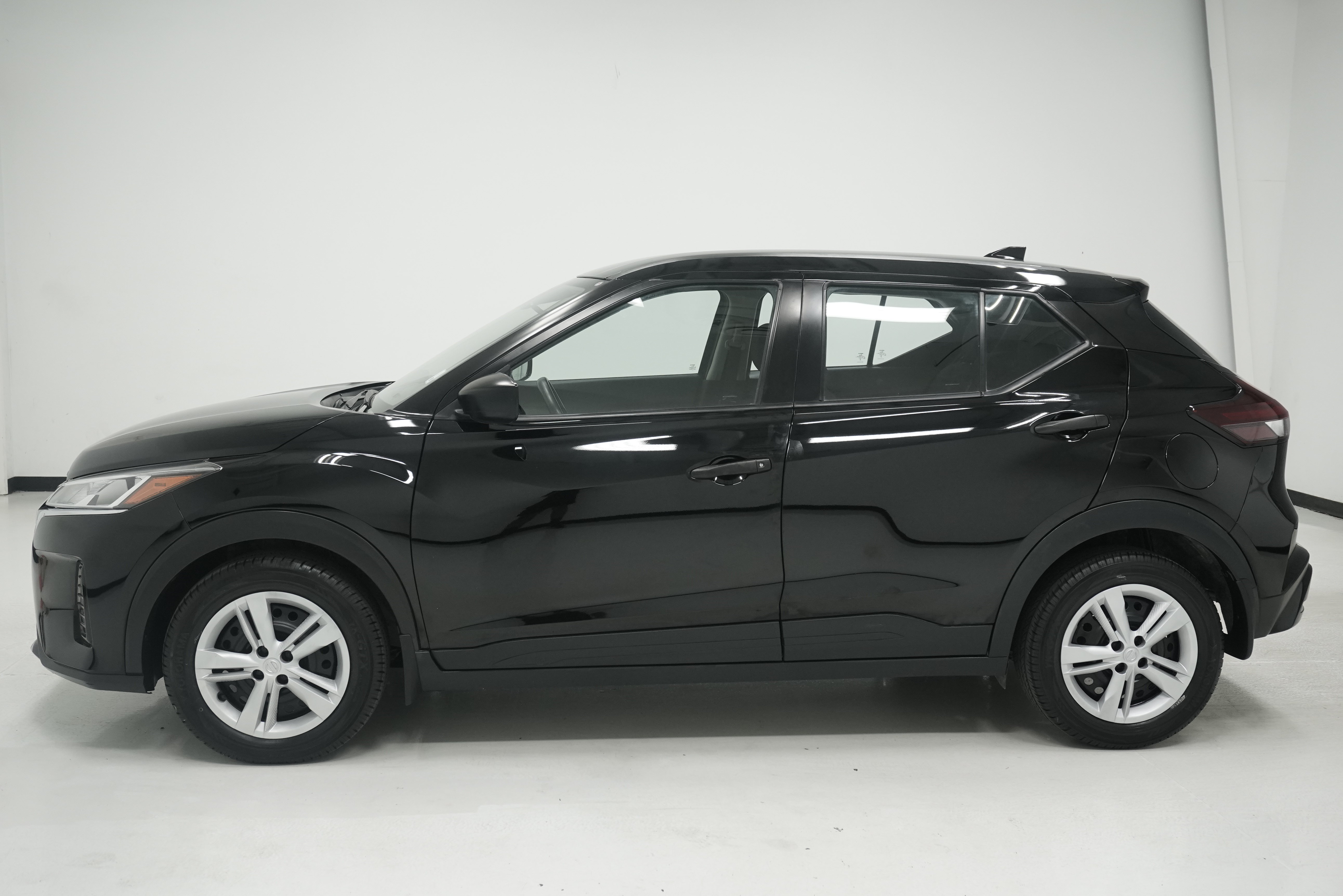 Used 2023 Nissan Kicks S FWD image 7