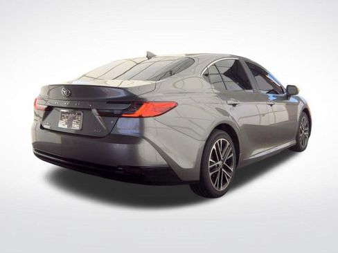 Used 2025 Toyota Camry XLE FWD image 4