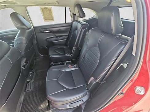 Used 2020 Toyota Highlander XLE image 19