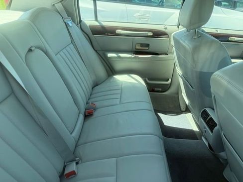 Used 2007 Lincoln Town Car Signature RWD image 6