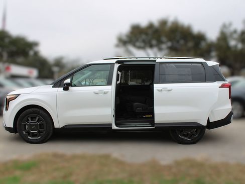 New 2026 Kia Carnival EX FWD image 17