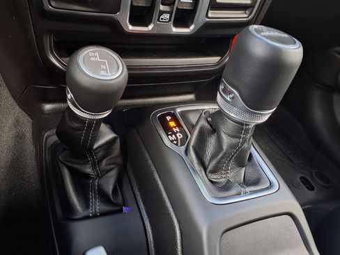 Used 2025 Jeep Gladiator Sport image 10