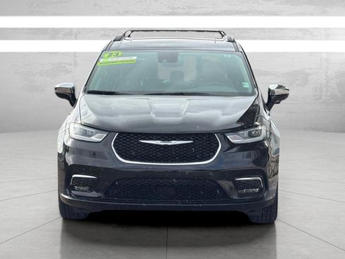 Used 2023 Chrysler Pacifica Limited image 3