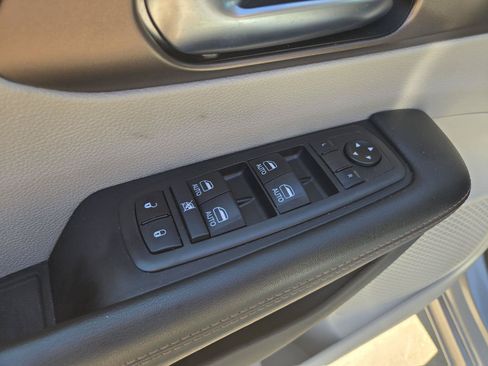 Used 2019 Chrysler Pacifica Touring-L Plus w/ Tire & Wheel Group FWD image 15