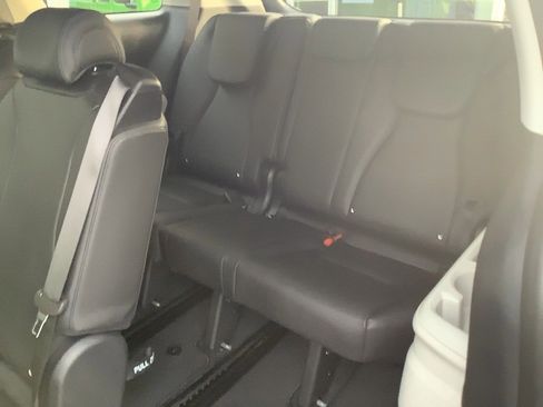 Used 2024 Kia Carnival LX FWD image 8