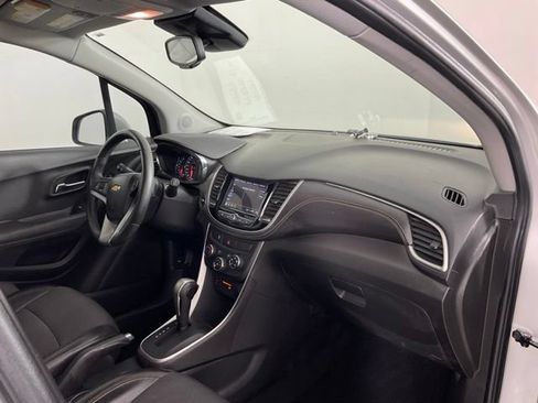Used 2018 Chevrolet Trax LT w/ LT Convenience Package FWD image 25
