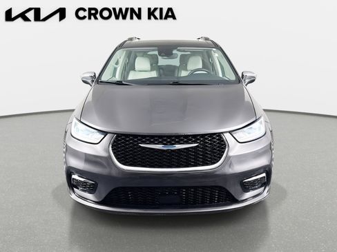 Used 2021 Chrysler Pacifica Limited w/ Uconnect Theater Family Group image 2