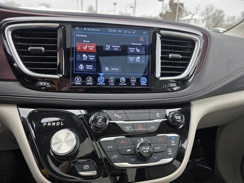 Used 2017 Chrysler Pacifica Limited image 11