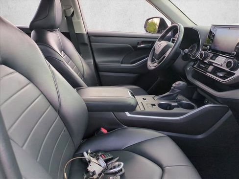 Used 2022 Toyota Highlander XLE FWD image 22