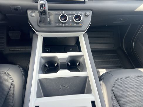 New 2025 Land Rover Defender 90 X-Dynamic SE image 15