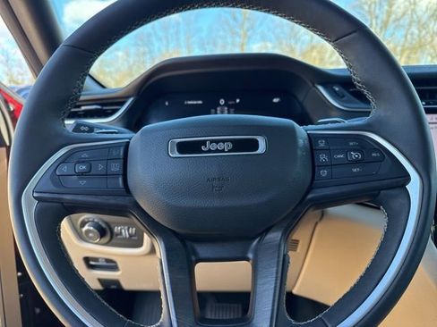 Certified 2023 Jeep Grand Cherokee Limited w/ Luxury Tech Group II image 13