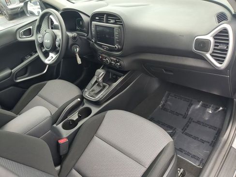 Used 2025 Kia Soul LX w/ LX Technology Package FWD image 12