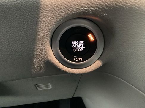 Used 2023 Chrysler Pacifica Touring-L image 28