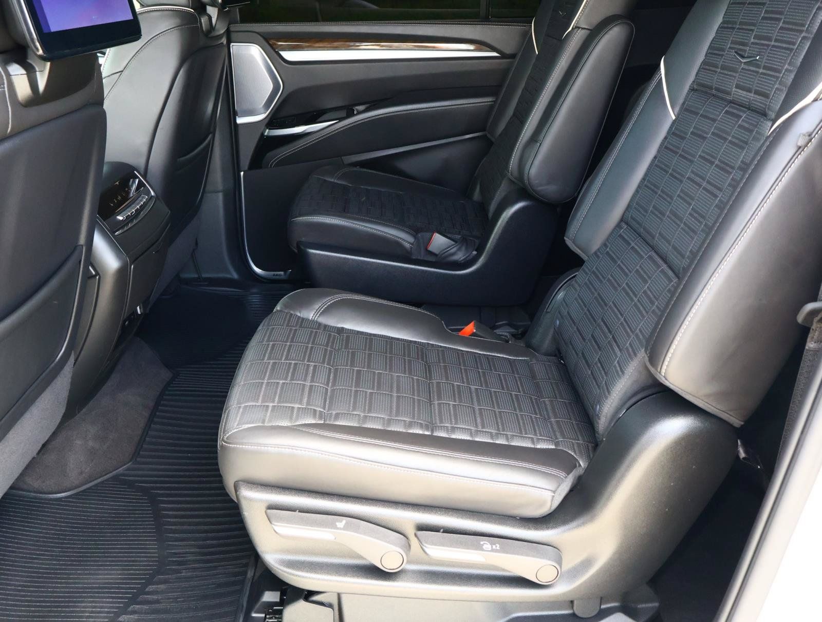 Certified 2026 Cadillac Escalade ESV Platinum Sport w/ LPO, ONYX Package AWD/4WD image 28