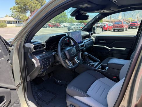 Used 2025 Toyota Tacoma TRD Off-Road w/ TRD Off Road Upgrade Package AWD/4WD image 10
