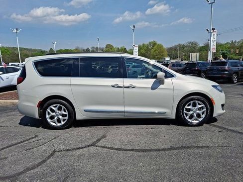 Used 2017 Chrysler Pacifica Touring-L w/ Tire & Wheel Group FWD image 9
