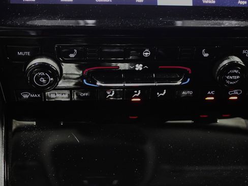 Used 2023 Jeep Grand Cherokee Limited w/ Black Appearance Package image 23