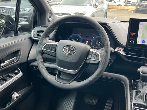 Used 2026 Toyota Sienna XLE Woodland Edition AWD/4WD image 17