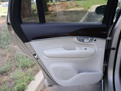 Used 2018 Volvo XC90 T6 Momentum w/ Convenience Package AWD/4WD image 26