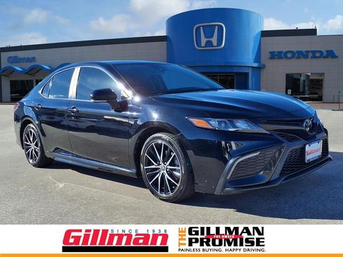 Used 2022 Toyota Camry SE image 1