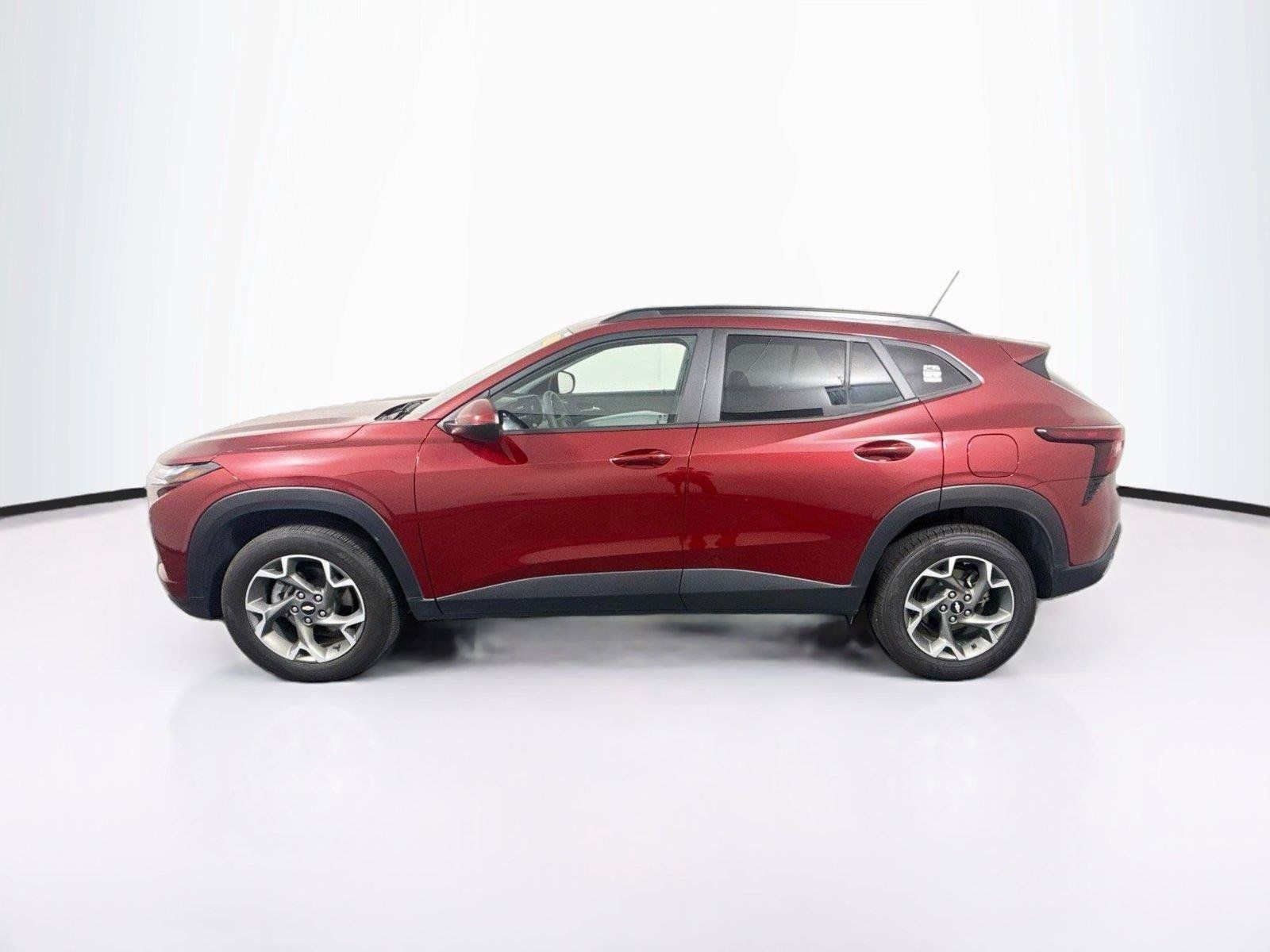 Used 2025 Chevrolet Trax LT FWD image 2