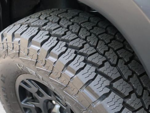 Used 2018 Toyota Tacoma TRD Off-Road w/ Technology Package image 12