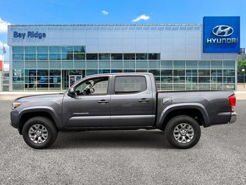 Used 2017 Toyota Tacoma SR5 w/ Tow Package RWD image 8