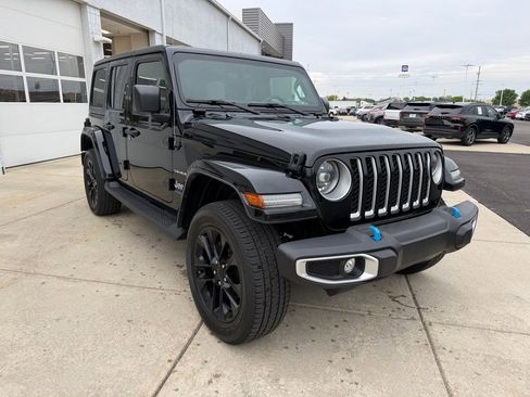Used 2023 Jeep Wrangler Unlimited Sahara w/ Cold Weather Group AWD/4WD image 3